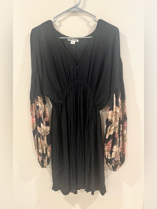 Billabong Dresses & Skirts - Billabong Black Tropical Print Balloon Sleeve V-Neck Mini Dress - Size Medium